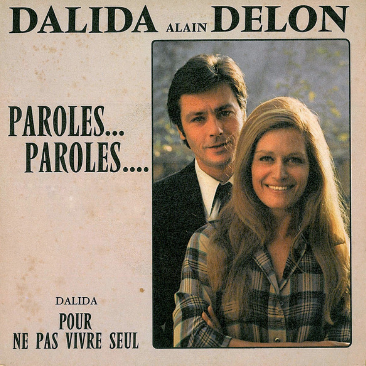 Перевод песни далиды на русский. Alain Delon 1973. Алён Делон и Далида. Далида Делон пароле. Далида и Ален Делон пароле.